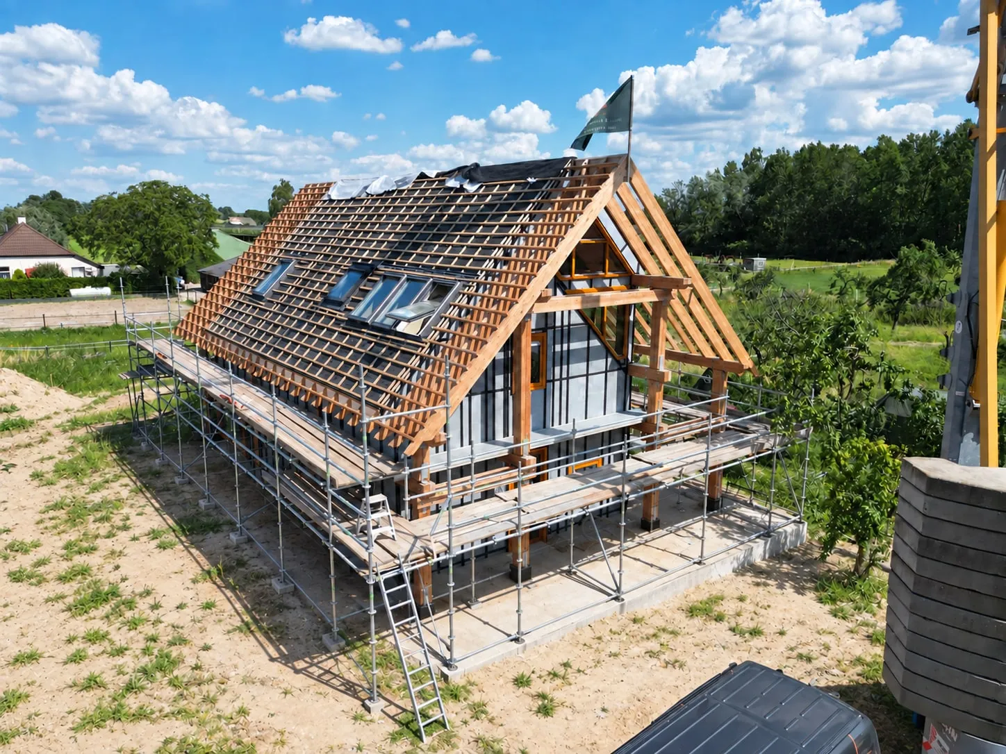 Casco woning in Ewijk in aanbouw, met de houtbouw schil en het dak op de kavel
