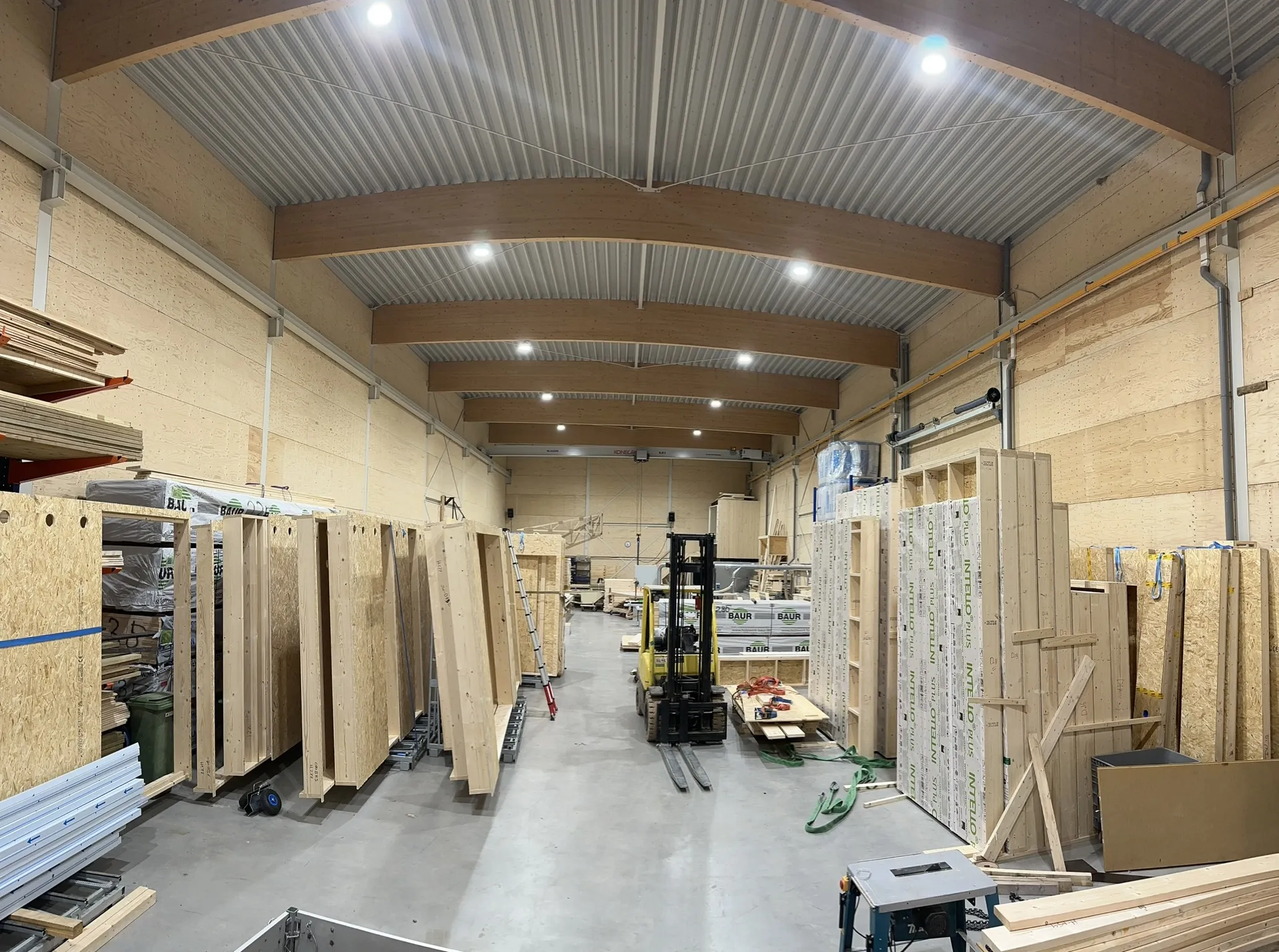 Houten wandelementen in productie in onze werkplaats
