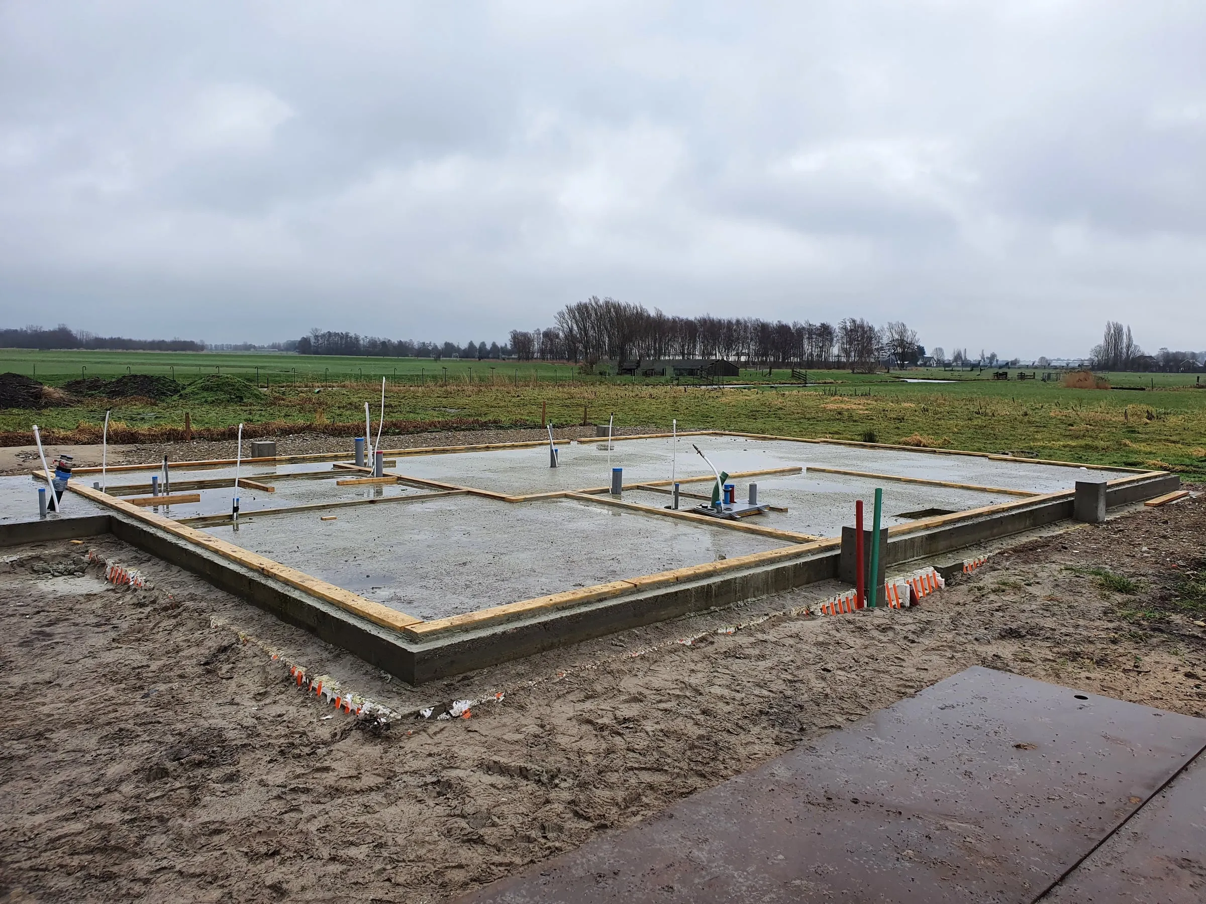 De fundering op de kavel, klaar voor de plaatsing